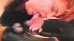 Толстушка в возрасте отсасывает собаке перед подругами-зоофилками