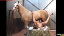 Sex horse конь с толстым членом порвал очко трансу