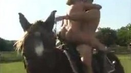 Сладкая обнаженная парочка трахается на лошадке